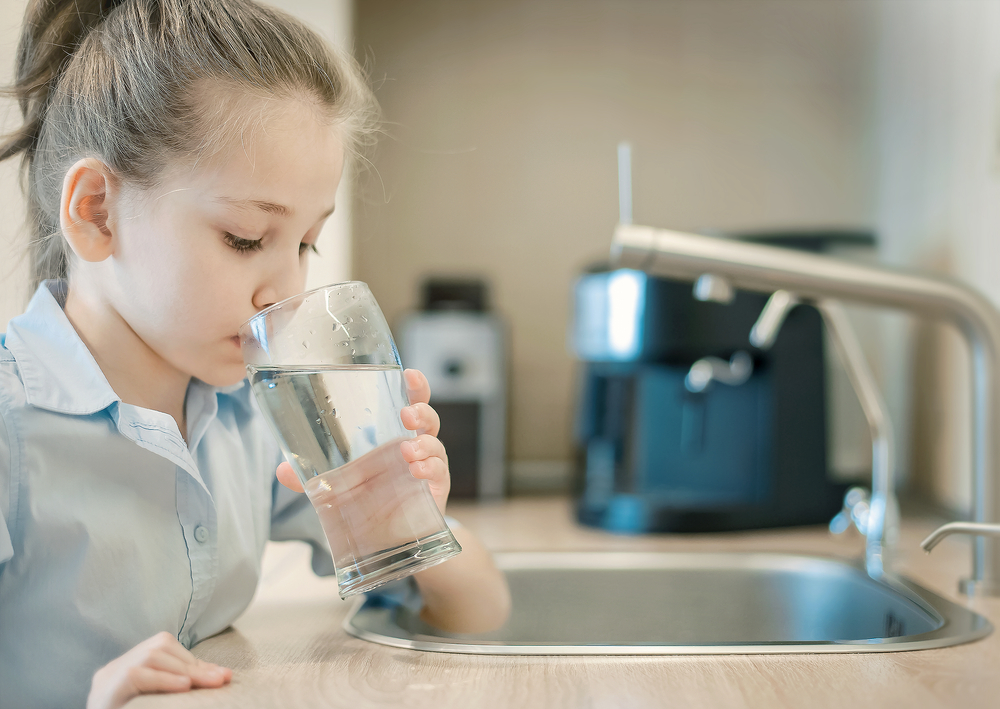 Young,Caucasian,Girl,Is,Holding,A,Glass,With,Water.,Concept